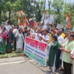 "उत्तरकाशी में जिला कांग्रेस कार्यकर्ताओं का जुलूस प्रदर्शन करते हुए, प्रशासन को ज्ञापन सौंपते कार्यकर्ता"
