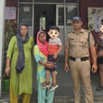 हरकी पैड़ी पुलिस द्वारा लापता बच्ची को परिजनों को सौंपते समय की तस्वीर
