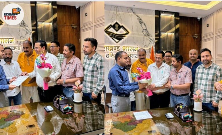 हरिद्वार के जिलाधिकारी को पुष्पगुच्छ भेंट करते कर्मचारी-शिक्षक संगठन के पदाधिकारी