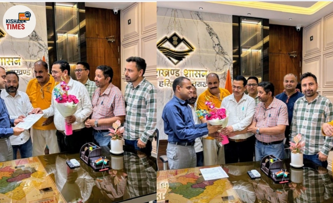 हरिद्वार के जिलाधिकारी को पुष्पगुच्छ भेंट करते कर्मचारी-शिक्षक संगठन के पदाधिकारी