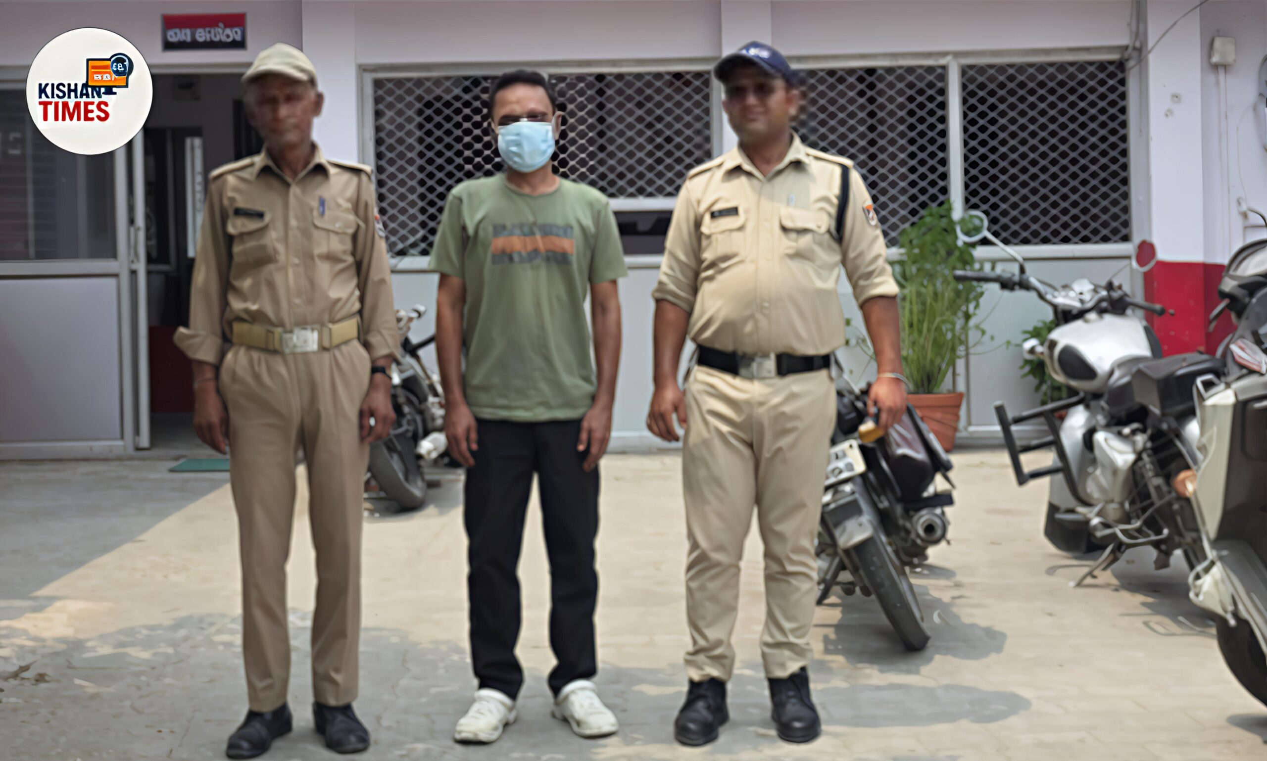 धोखाधड़ी के आरोपी को गिरफ्तार करते हुए ज्वालापुर पुलिस की टीम