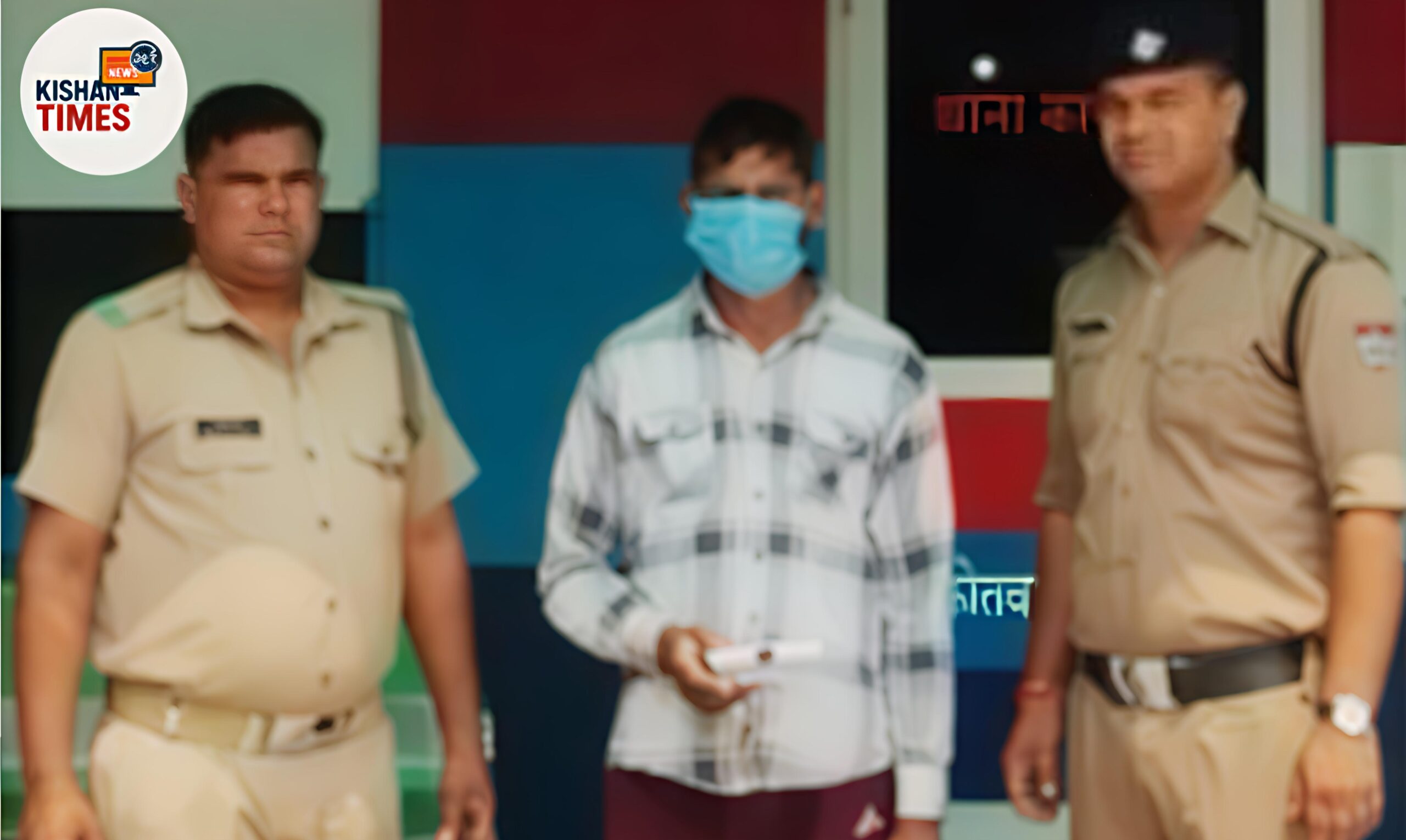 लक्सर पुलिस द्वारा नशीले कैप्सूल के साथ गिरफ्तार युवक की तस्वीर