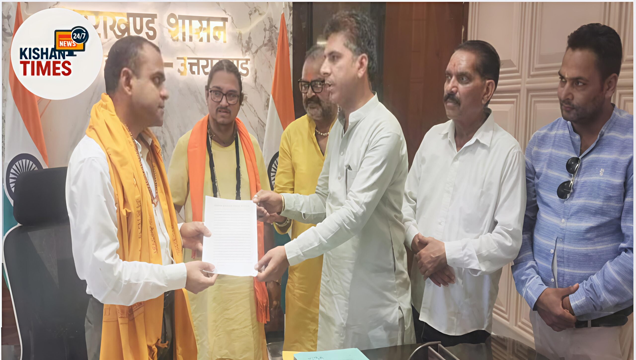 डीएम मयूर दीक्षित से मिलते व्यापारी