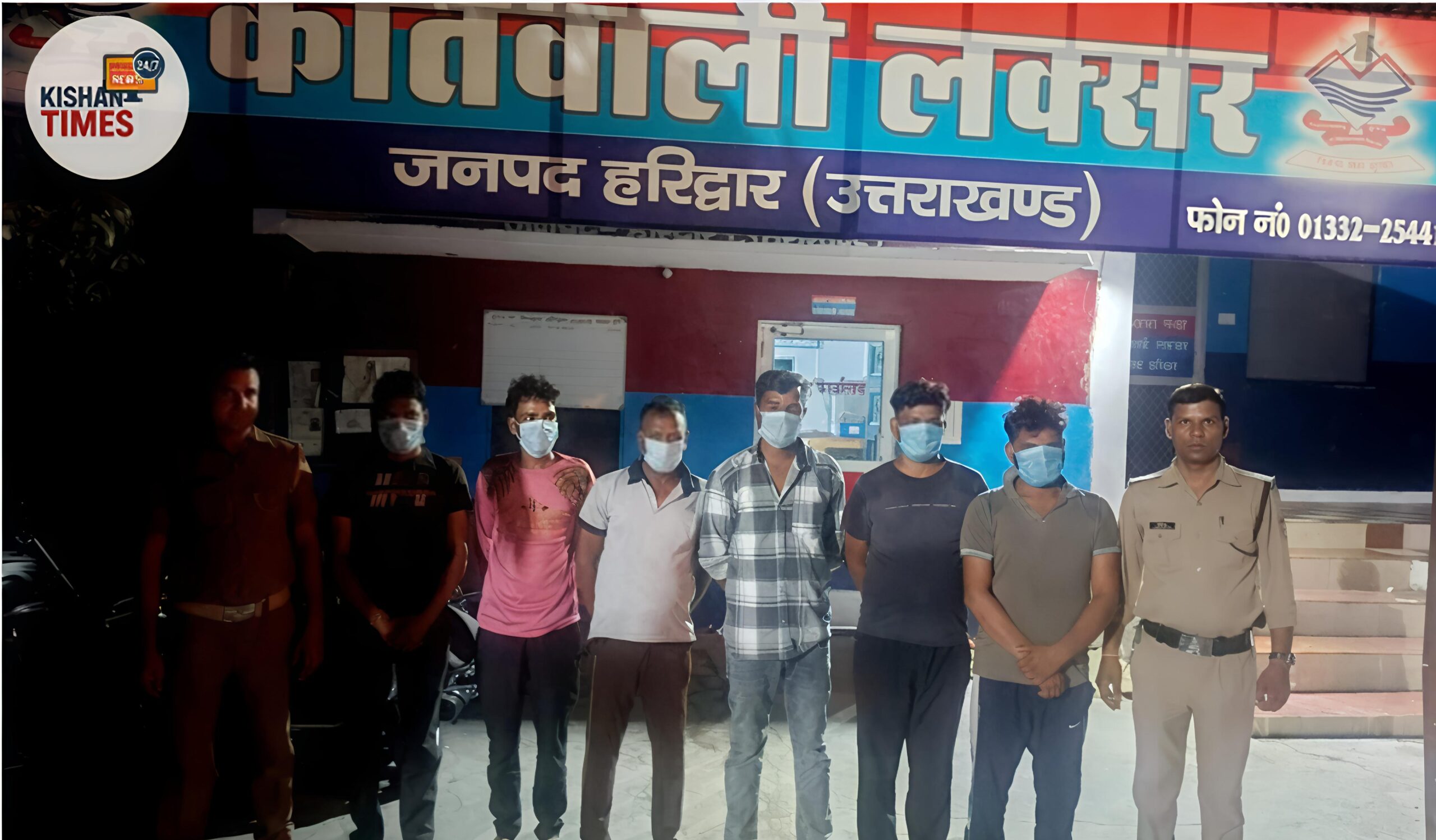 "लक्सर पुलिस द्वारा देर रात वाहन चेकिंग अभियान में सीज की गई गाड़ियाँ और हिरासत में लिए गए आरोपी"