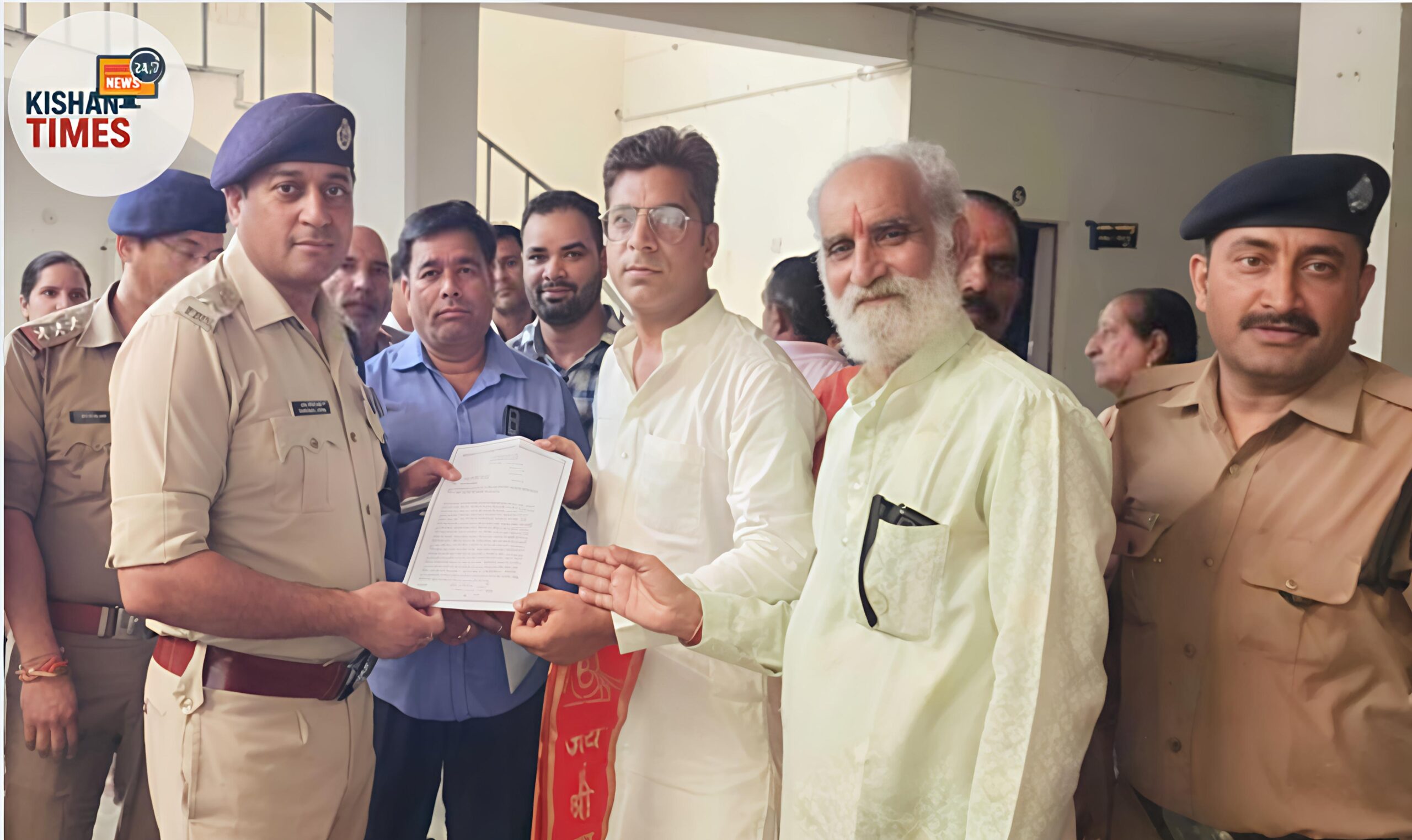 "हरिद्वार में एसएसपी प्रमेन्द्र डोबाल को ज्ञापन सौंपते हुए व्यापार मंडल के पदाधिकारी, कांवड़ यात्रा को लेकर सुझाव देते हुए"