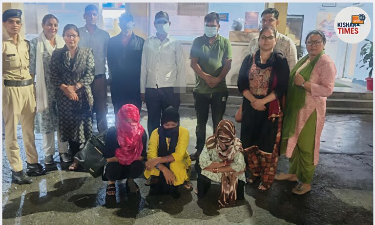 देहरादून में पुलिस छापेमारी के दौरान पकड़े गए संदिग्ध लोग, गेस्ट हाउस में देह व्यापार का खुलासा