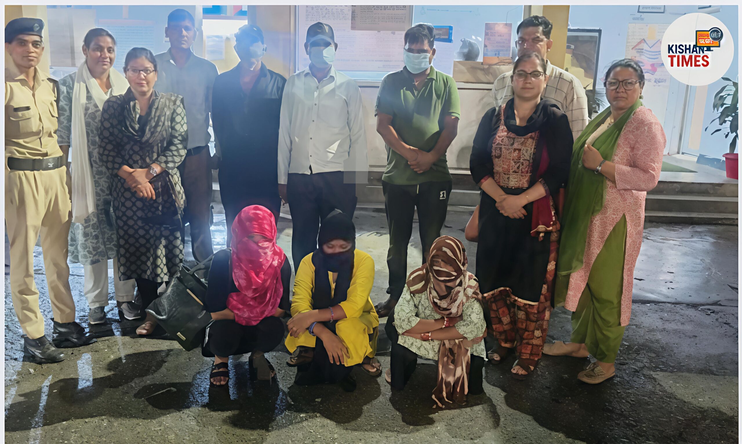देहरादून में पुलिस छापेमारी के दौरान पकड़े गए संदिग्ध लोग, गेस्ट हाउस में देह व्यापार का खुलासा
