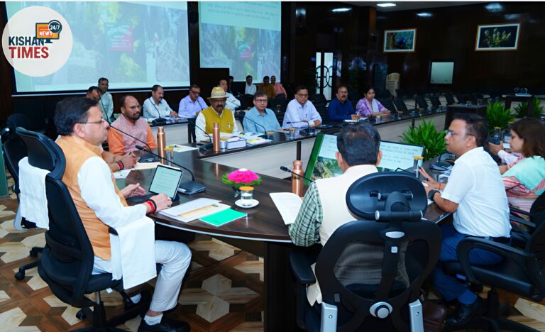 उत्तराखंड सचिवालय में कैंपा की बैठक की अध्यक्षता करते मुख्यमंत्री पुष्कर सिंह धामी।