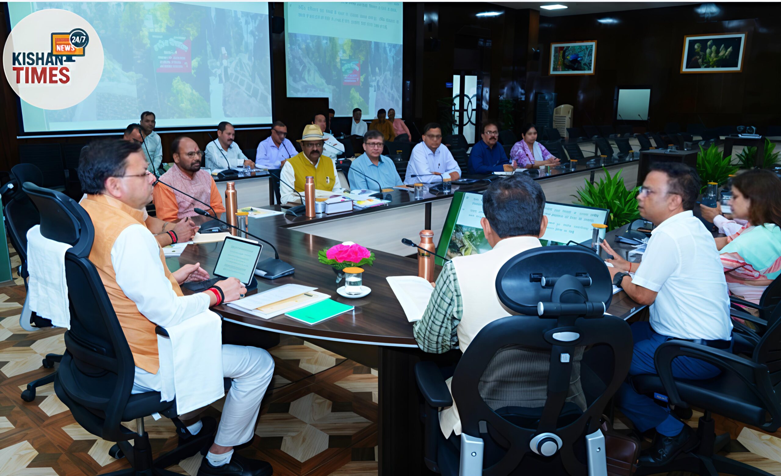 उत्तराखंड सचिवालय में कैंपा की बैठक की अध्यक्षता करते मुख्यमंत्री पुष्कर सिंह धामी।