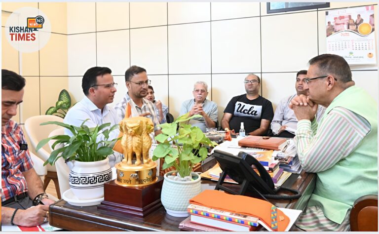 कैबिनेट मंत्री गणेश जोशी अधिकारियों के साथ बैठक करते हुए, मसूरी क्षेत्र की पेयजल और सीवर समस्याओं पर चर्चा करते हुए