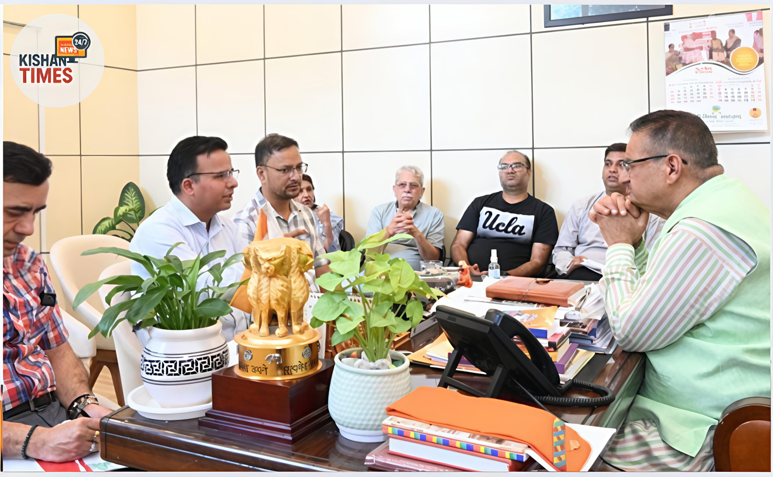 कैबिनेट मंत्री गणेश जोशी अधिकारियों के साथ बैठक करते हुए, मसूरी क्षेत्र की पेयजल और सीवर समस्याओं पर चर्चा करते हुए