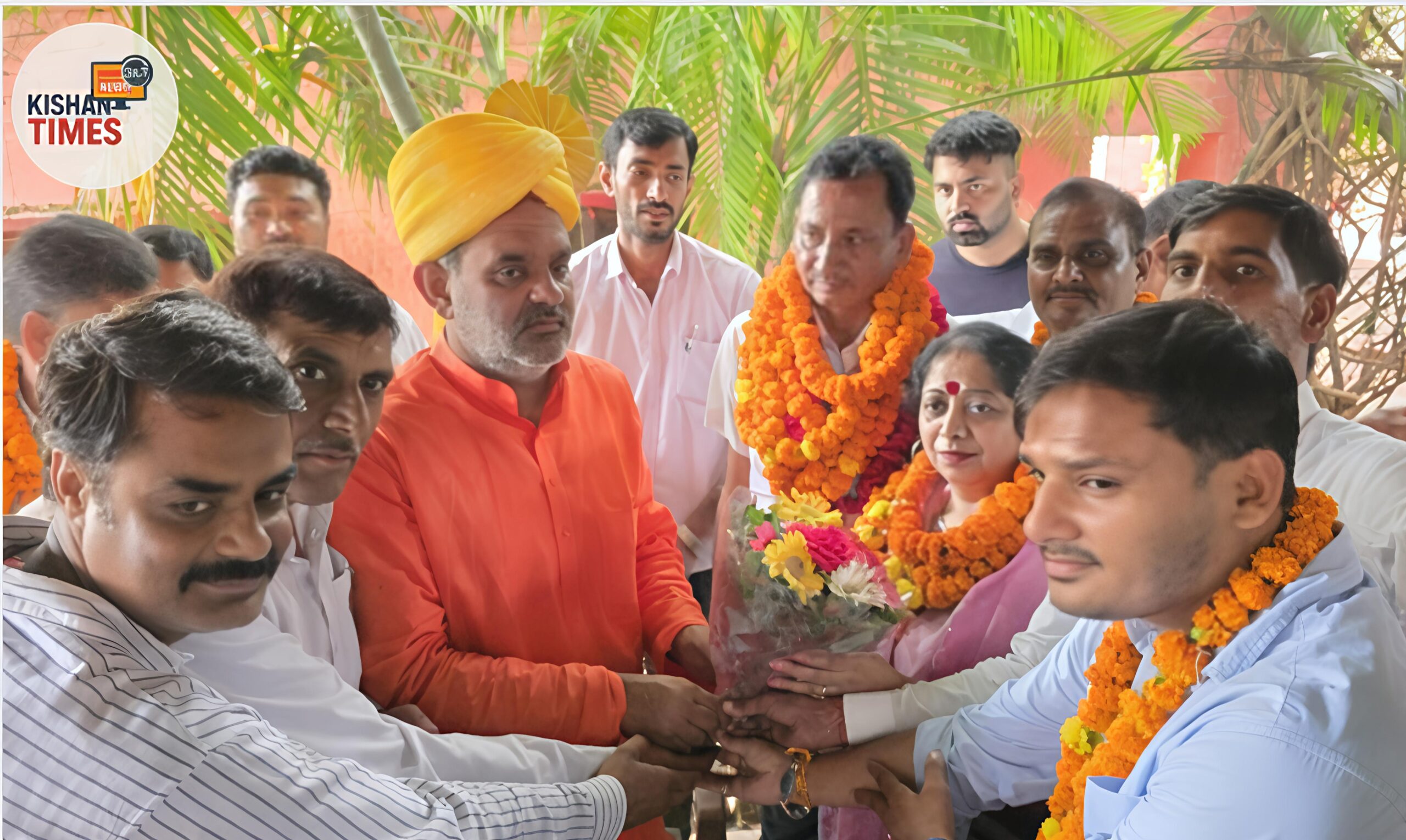ज्वालापुर में निर्विरोध निर्वाचित गन्ना समिति अध्यक्ष ममता देवी और उपाध्यक्ष विशेष चौहान का स्वागत करते पूर्व मंत्री स्वामी यतीश्वरानंद