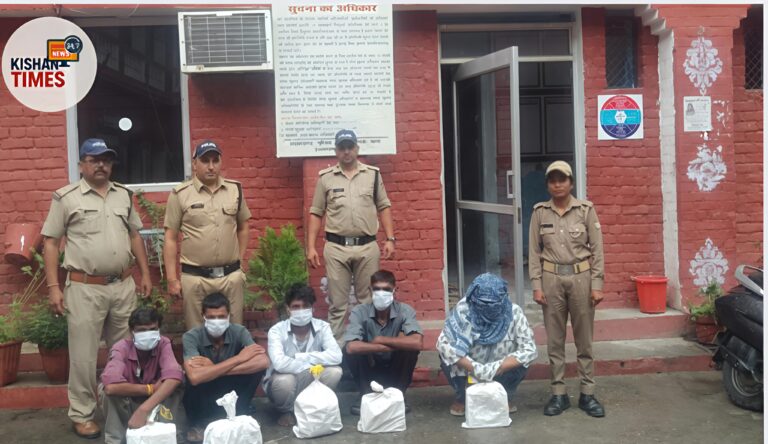 हरिद्वार कोतवाली नगर पुलिस द्वारा पकड़े गए देशी शराब तस्कर, टेबल पर रखी बरामद टेट्रा पैक की खेप
