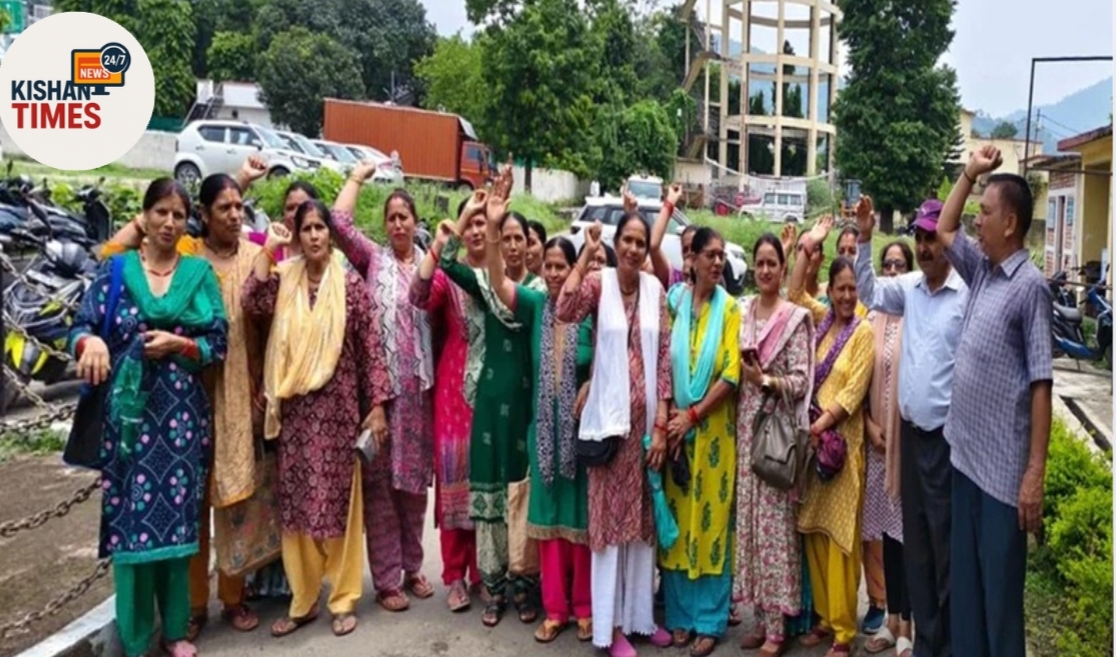 "कोटद्वार के शिवपुर क्षेत्र में बंदरों से परेशान लोग तहसील कार्यालय में प्रदर्शन करते हुए"