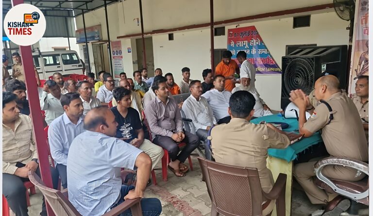 "भगवानपुर थाना परिसर में कांवड़ यात्रा सुरक्षा को लेकर SPO मीटिंग करते अधिकारी"