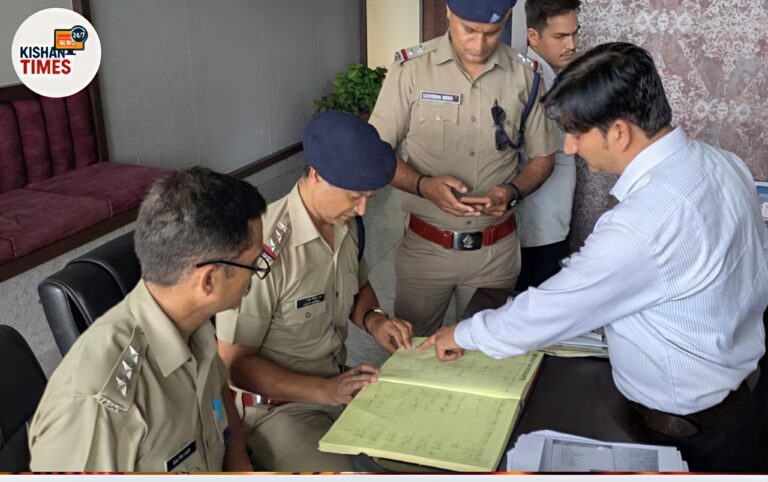 नई टिहरी पुलिस द्वारा होटल और रिजॉर्ट में चेकिंग अभियान के दौरान अधिकारी निरीक्षण करते हुए।