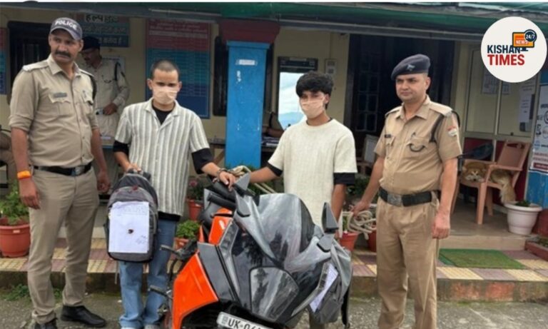 रानीखेत पुलिस द्वारा पकड़े गए चरस तस्कर युवक और बरामद चरस व स्पोर्ट्स बाइक।
