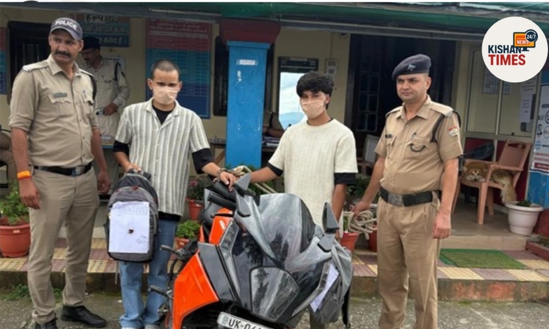 रानीखेत पुलिस द्वारा पकड़े गए चरस तस्कर युवक और बरामद चरस व स्पोर्ट्स बाइक।