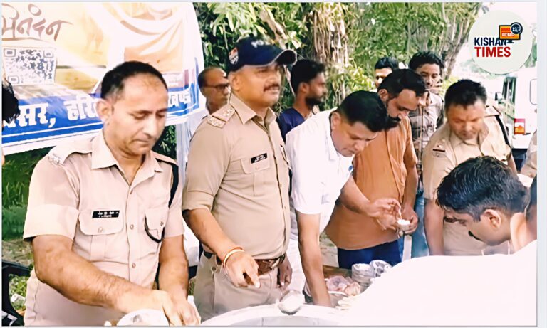कांवड़ियों के बीच सहयोग और सम्मान का दृश्य।