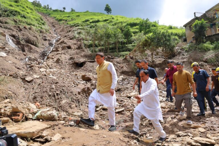 "कैबिनेट मंत्री डॉ. धन सिंह रावत आपदा प्रभावित गांव में पीड़ित परिवारों से मुलाकात करते हुए"