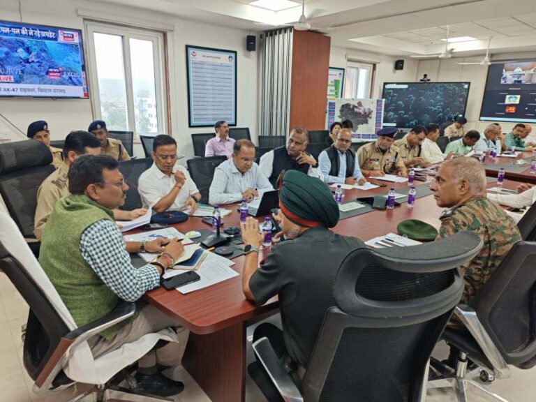 "मुख्य सचिव आनंद बर्द्धन धराली आपदा राहत कार्यों की समीक्षा करते हुए"