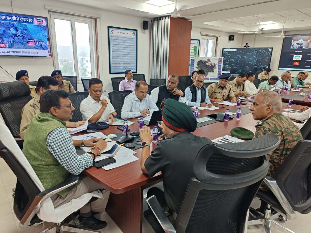 "मुख्य सचिव आनंद बर्द्धन धराली आपदा राहत कार्यों की समीक्षा करते हुए"