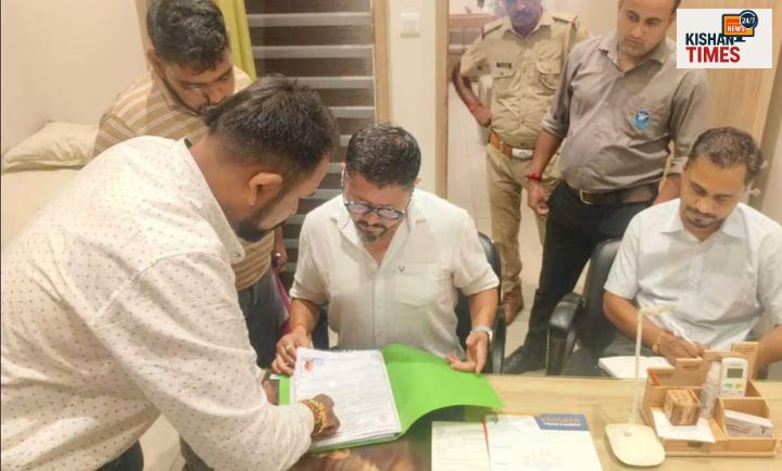 अस्पताल निरीक्षण करते अधिकारी