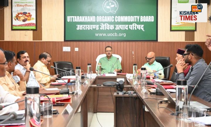 "कृषि मंत्री गणेश जोशी किसान भवन में बैठक करते हुए"