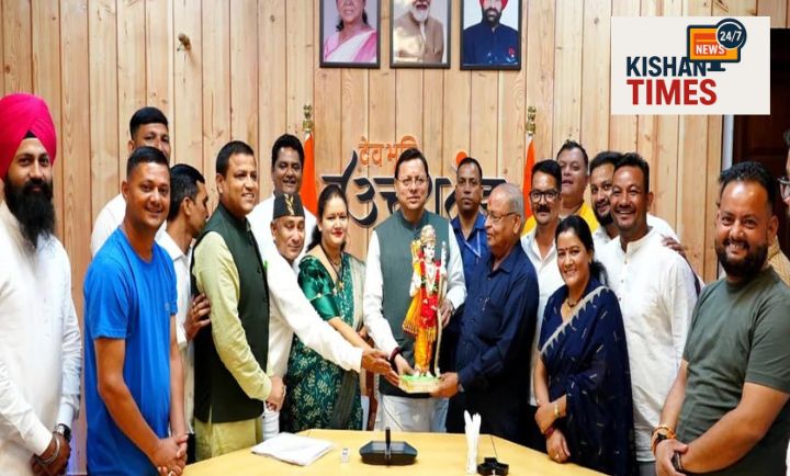 मुख्यमंत्री धामी विधायक बंशीधर भगत को सम्मानित करते हुए