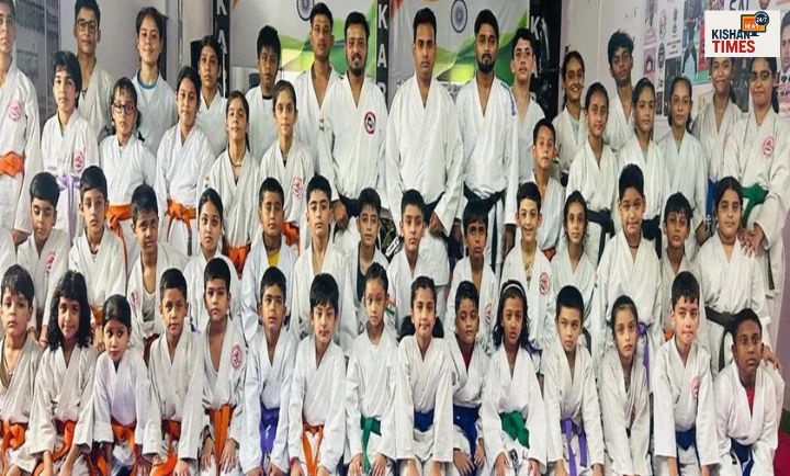 "उत्तराखंड कराटे एकेडमी में बेल्ट ग्रेडिंग टेस्ट में हिस्सा लेते खिलाड़ी"