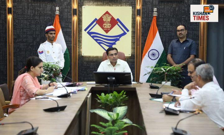 जिलाधिकारी सविन बंसल आपराधिक वादों की समीक्षा बैठक करते हुए।