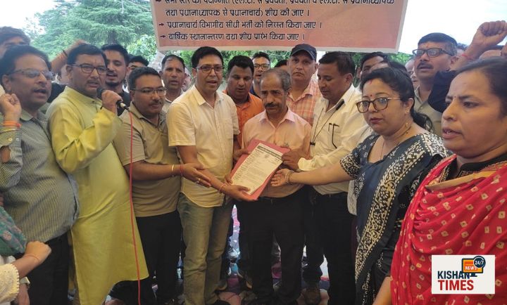 अल्मोड़ा में पदोन्नति और स्थानांतरण की मांग को लेकर धरना देते शिक्षक