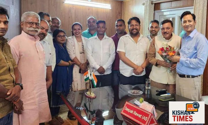 "पूर्व विधायक राजेश शुक्ला कुमाऊं आयुक्त दीपक रावत से नगला क्षेत्र के भूमि विवाद और 750 परिवारों के भविष्य पर चर्चा करते हुए"