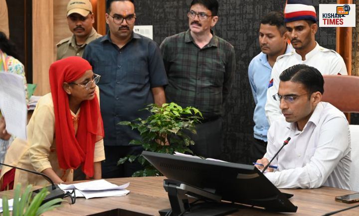 "देहरादून में जिलाधिकारी सविन बंसल जनता दर्शन कार्यक्रम में शिकायतें सुनते हुए"