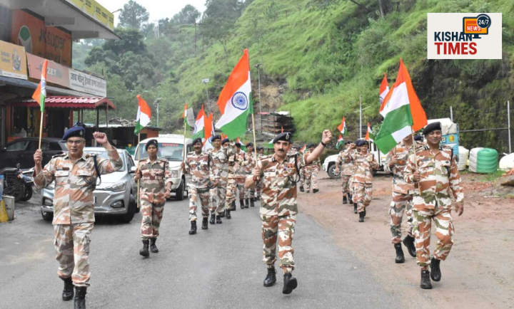 अल्मोड़ा में आईटीबीपी के जवान तिरंगा यात्रा में हाथों में तिरंगा लिए मार्च करते हुए।