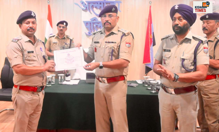 अल्मोड़ा पुलिस लाइन में आयोजित मासिक अपराध गोष्ठी और सैनिक सम्मेलन में 13 पुलिसकर्मियों को सम्मानित करते वरिष्ठ पुलिस अधीक्षक।"