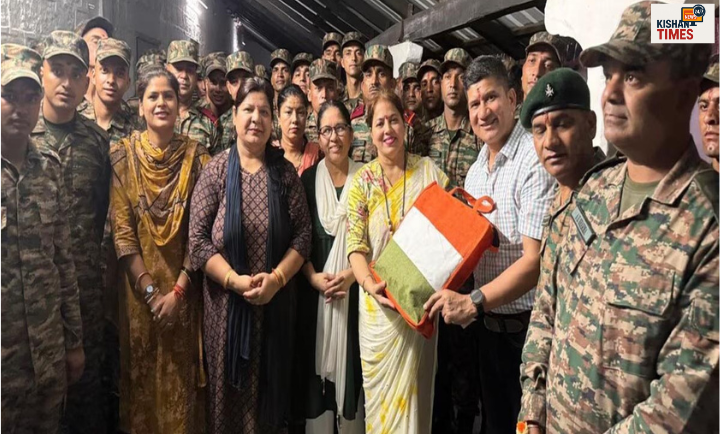"कोटद्वार में गबर सिंह कैंप और एमटी कैंप में तैनात सैनिकों को राखी बांधती महिलाएं, रक्षाबंधन समारोह के दौरान भावनात्मक क्षण"