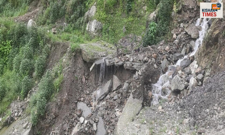 पौड़ी जिले में भारी बारिश के कारण स्यालनी-जौरासी मार्ग क्षतिग्रस्त