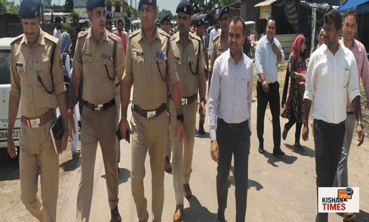 डीएम और एसएसपी रुड़की उर्स मेले की तैयारियों का निरीक्षण करते हुए।