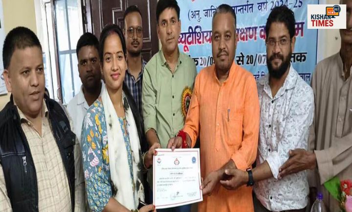 "महिलाओं को ब्यूटीशियन और सिलाई प्रशिक्षण के बाद मिला प्रमाणपत्र"