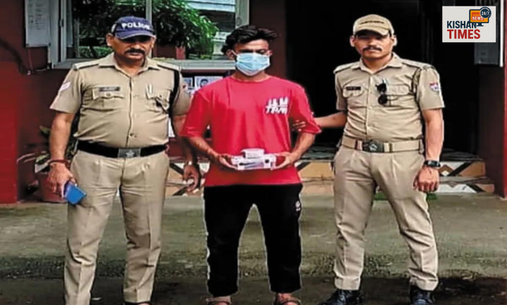 श्यामपुर पुलिस टीम स्मैक के साथ गिरफ्तार आरोपी को दिखाते हुए