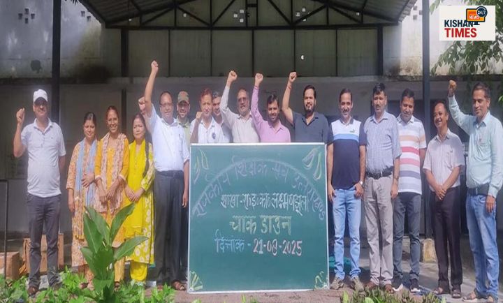 पौड़ी में शिक्षक हड़ताल के दौरान धरना देते शिक्षक