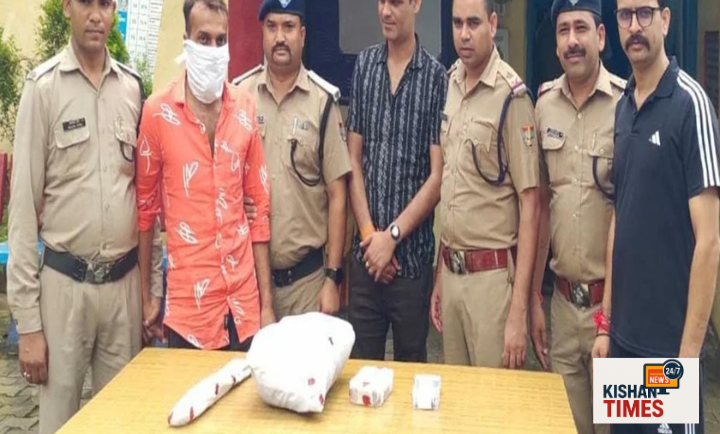 विकासनगर पुलिस द्वारा मां की हत्या के आरोपी बेटे को गिरफ्तार करते समय की तस्वीर