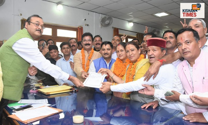 "अल्मोड़ा जिला पंचायत चुनाव 2025 में विजेता हेमा गैड़ा का समर्थकों के साथ जश्न"