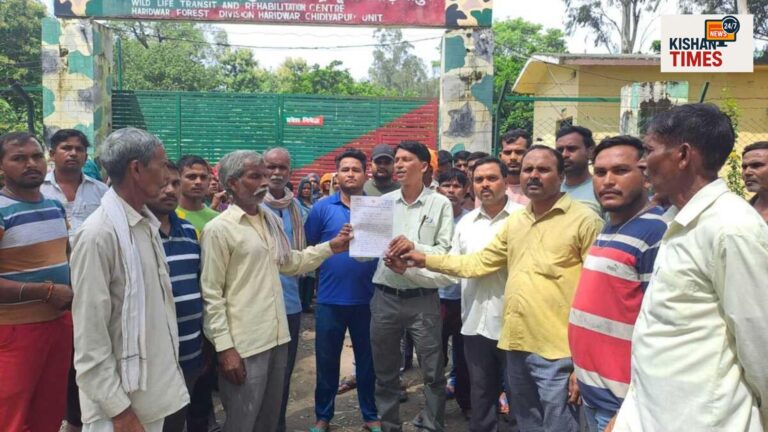 ग्रामीणों का रेस्क्यू सेंटर पर प्रदर्शन करते हुए बंदरों के आतंक से निजात की मांग करना।