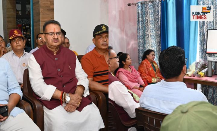 "कैबिनेट मंत्री गणेश जोशी कार्यकर्ताओं और जनता के साथ प्रधानमंत्री नरेंद्र मोदी का मन की बात कार्यक्रम सुनते हुए – देहरादून"