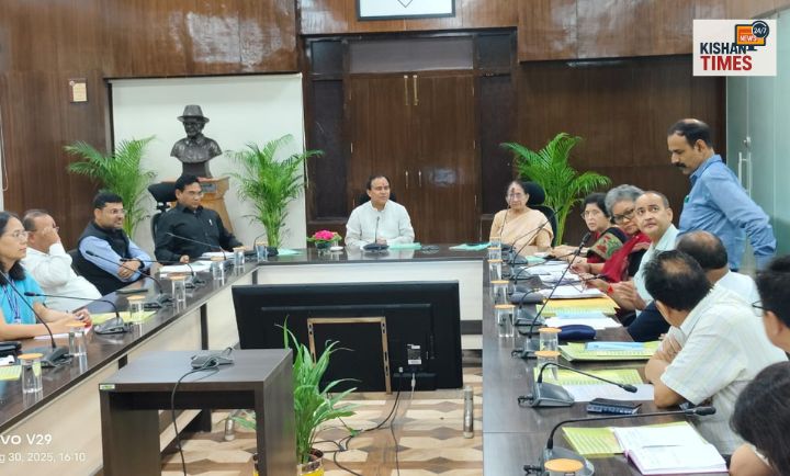 "देहरादून में पीसीपीएनडीटी एक्ट की समीक्षा बैठक की अध्यक्षता करते उत्तराखंड स्वास्थ्य मंत्री डॉ. धन सिंह रावत"
