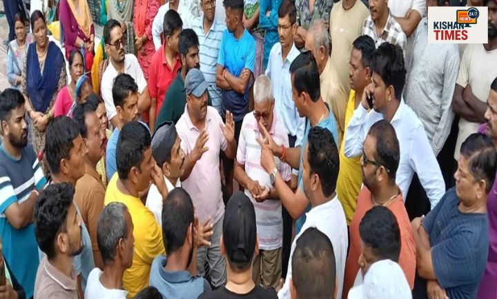 "बागेश्वर के मंडलसेरा क्षेत्र में कुंती नाले के उफान से घरों में घुसा पानी और गुस्साए लोग सड़क पर जाम लगाते हुए।"