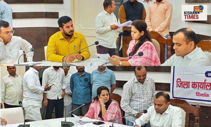 हरिद्वार जन सुनवाई कार्यक्रम में जिलाधिकारी मयूर दीक्षित"