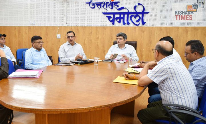 डीएम संदीप तिवारी जिला खनिज फाउंडेशन न्यास की बैठक की अध्यक्षता करते हुए अधिकारियों के साथ योजनाओं पर चर्चा करते जिलाधिकारी चमोली बैठक में भाग लेते हुए मुख्य विकास अधिकारी, स्वास्थ्य और शिक्षा विभाग के अधिकारी